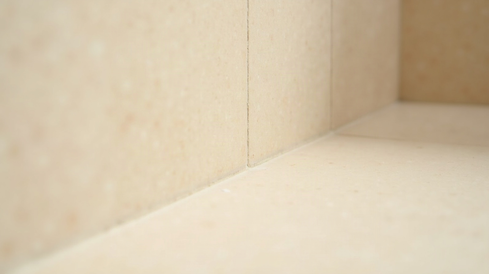 Ce que recouvre concrètement un système d'étanchéité sous béton ciré
